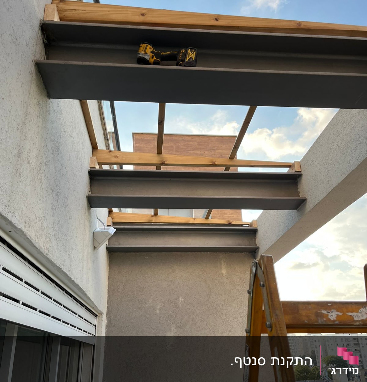 קורות עץ וברזל עם מקדחה על גג